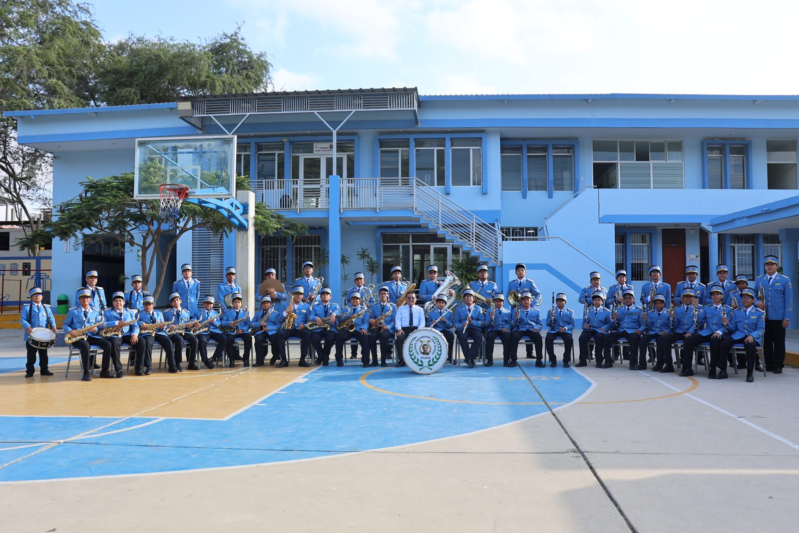La banda sinfónica del colegio en el patio principal