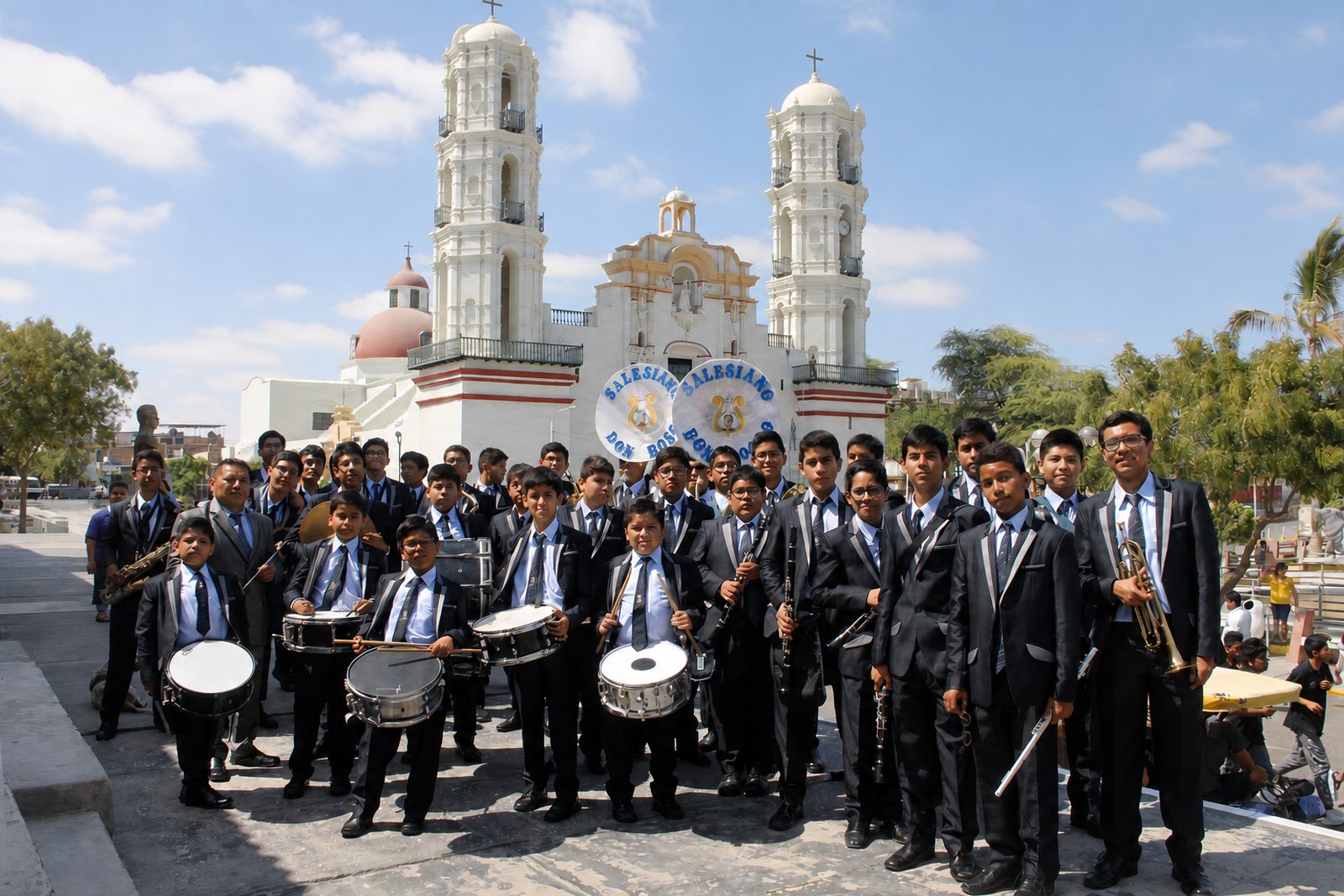 La banda del colegio frente a la iglesia de Sechura