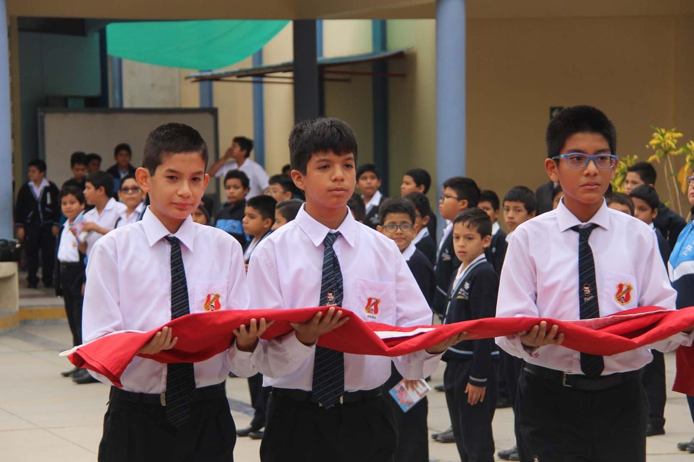 Estudiantes con la bandera del Perú