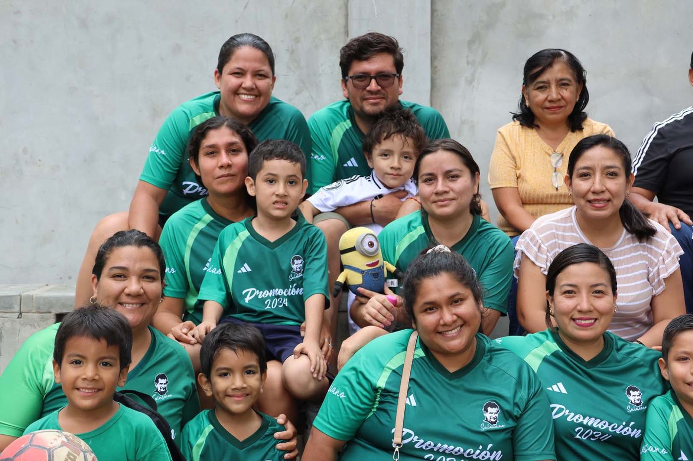 Familias del colegio compartiendo una jornada