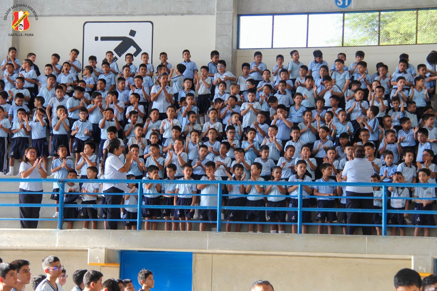 Estudiantes del colegio reunidos en el coliseo
