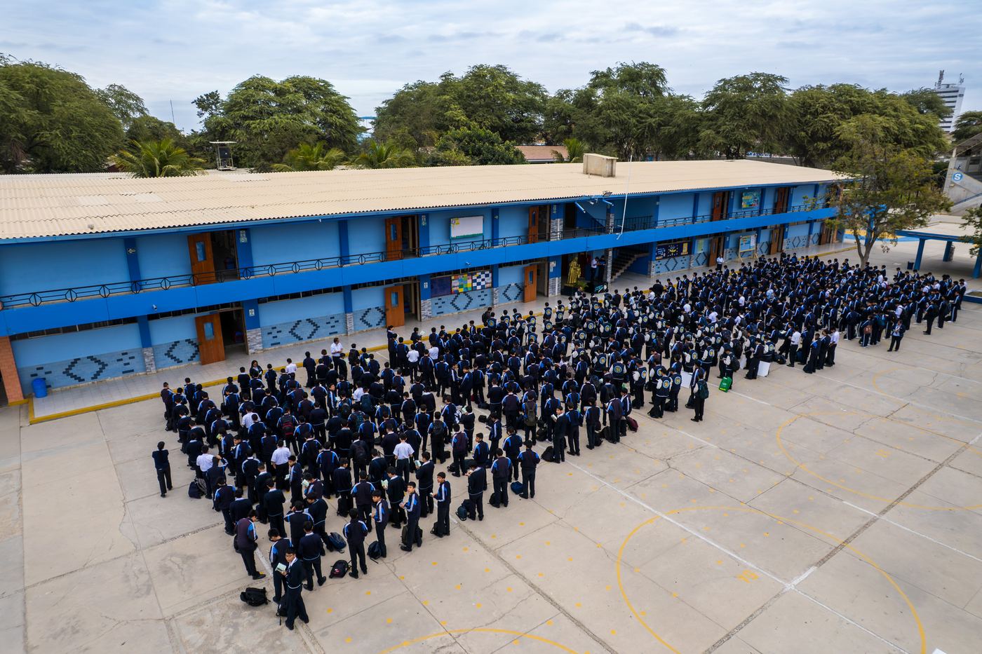 Formación general en el patio del colegio
