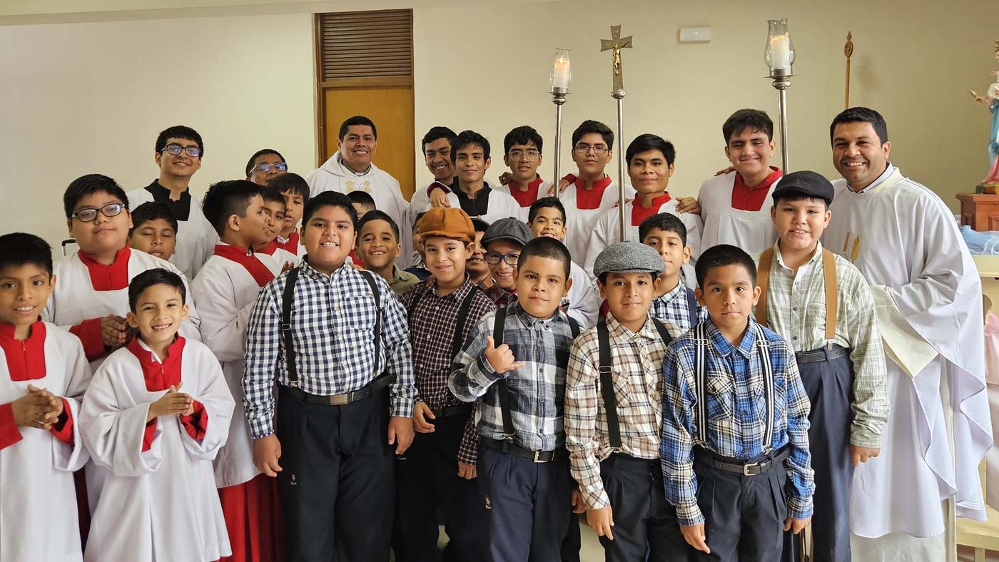 Monaguillos y estudiantes después de la misa